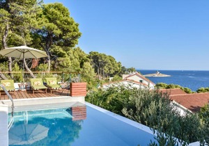 Newly renovated house in the town of Hvar with new pool, sea view and only 100m far from the sea.