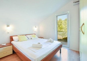 Newly renovated house in the town of Hvar with new pool, sea view and only 100m far from the sea.