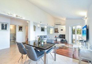Newly renovated house in the town of Hvar with new pool, sea view and only 100m far from the sea.