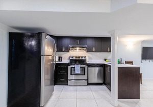 Newly Renovated - Modern 2BR Apartment - Trinity Bellwoods!