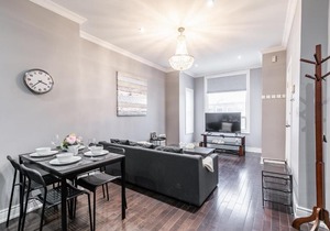 Newly Renovated - Modern 3BR Apartment - Trinity Bellwoods!