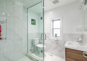 Newly Renovated - Modern 3BR Apartment - Trinity Bellwoods!