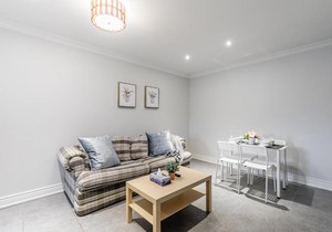 Newly Renovated - Modern 3BR Apartment - Trinity Bellwoods!