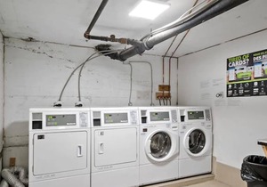 NEWLY RENOVATED STUDIO, 2 queen size beds, 5 min walk to McGill