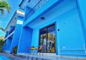 Newly updated 2bd 2ba condo meters from the beach!
