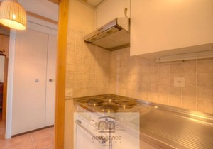 Nice 2 room flat south, 50m from the cable car (max. 4 persons). Living/dining room with fireplace,