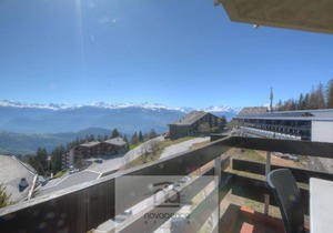 Nice 2 room flat south, 50m from the cable car (max. 4 persons). Living/dining room with fireplace,