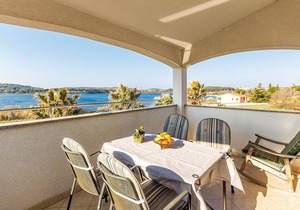 Nice apartment in Pula with WiFi