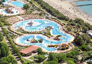 Nice apartment in villa for 5 people with A/C, pool, WIFI, terrace and parking