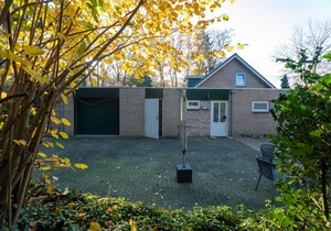 Nice bungalow with washing machine at a holiday park in a natural area