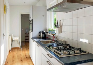 Nice home in Heinkenszand with kitchen