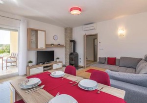 Nice Home In Liznjan With Wifi