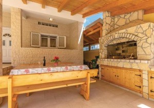 Nice Home In Liznjan With Wifi