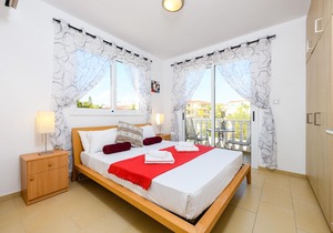 Nissi Gardens Villa - 3 bedroom sunny villa with beautiful garden