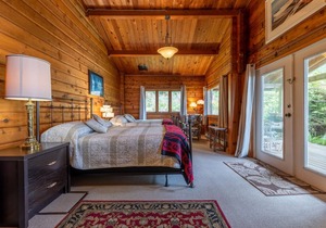 Ocean View Lodge with two double beds, deck, ocean view. Hot breakfast included.
