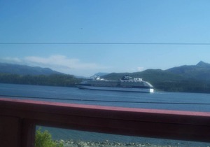 Ocean View Log Lodge with queen bed. Hot breakfast included.