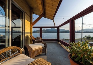 Ocean View Log Lodge with queen bed. Hot breakfast included.