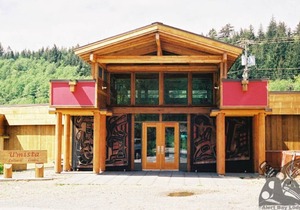 Ocean View Log Lodge with queen bed. Hot breakfast included.