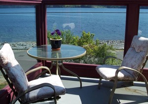 Ocean View Log Lodge with Deck, Restaurant and Beach. Hot breakfast included.