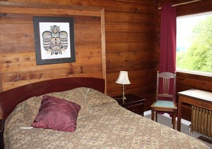 Ocean View Log Lodge with Deck, Restaurant and Beach. Hot breakfast included.