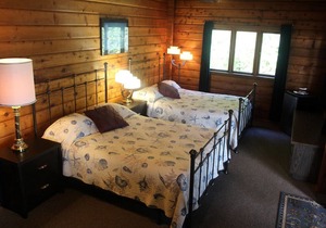 Ocean View Log Lodge with Deck, Restaurant and Beach. Hot breakfast included.
