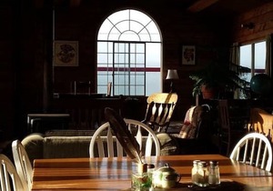 Ocean View Log Lodge with Restaurant and Beach. Hot breakfast included.