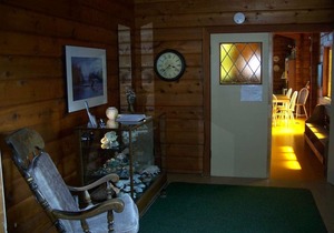 Ocean View Log Lodge with Restaurant and Beach. Hot breakfast included.