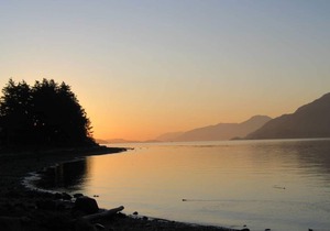 Ocean View Log Lodge with Restaurant and Beach. Hot breakfast included.