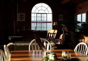 Ocean View Log Lodge with Restaurant and Beach. Hot breakfast included.