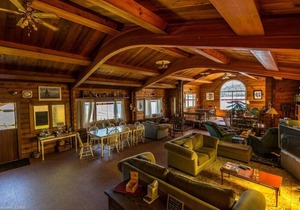 Ocean View Log Lodge with Restaurant and Beach. Hot breakfast included.