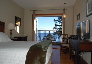 Oceanview Queen Bedroom - Mayne Island Resort