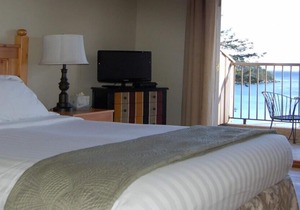 Oceanview Queen Bedroom - Mayne Island Resort