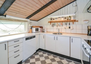 On an attractive dune plot in Rindby lies this well-maintained, beautiful summer house, which is exc