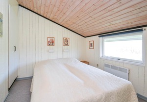 On an attractive dune plot in Rindby lies this well-maintained, beautiful summer house, which is exc