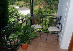 One bedroom appartement with shared pool, enclosed garden and wifi at San Antolin de Ibias