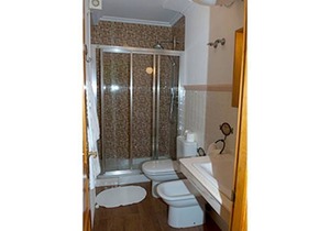One bedroom appartement with shared pool, enclosed garden and wifi at San Antolin de Ibias