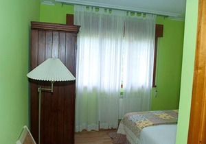 One bedroom appartement with shared pool, enclosed garden and wifi at San Antolin de Ibias