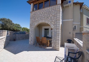 One bedroom apartment with terrace Punta križa, Cres (A-8082-b)