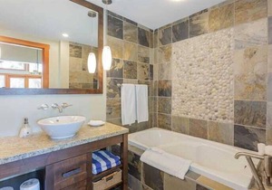 One Bedroom Oceanfront Villa - Mayne Island Resort