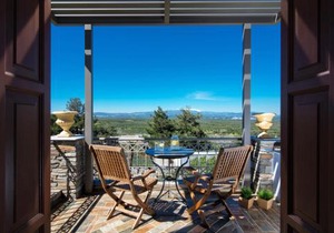 Oniropetra Luxury Suites