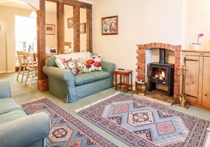 ORCHID COTTAGE, character holiday cottage, with open fire in Lavenham