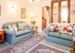 ORCHID COTTAGE, character holiday cottage, with open fire in Lavenham