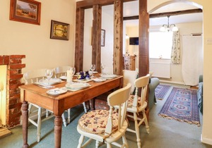 ORCHID COTTAGE, character holiday cottage, with open fire in Lavenham