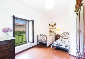 Palazzo Barbò (historical medieval palace) relax outdoors, great for vacation or work