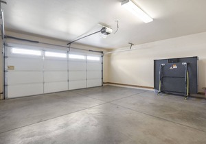 Perfect Downtown Location - Dog Friendly-Fenced Yard- Firepit/Ping Pong