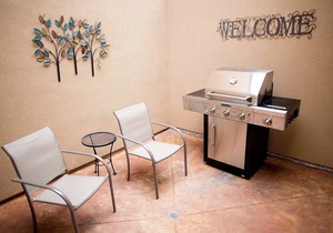 Perfect Downtown Location - Dog Friendly-Fenced Yard- Firepit/Ping Pong