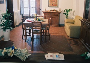 Period Residence, in the Historic Center, Apartment for Five People