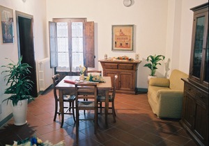 Period Residence, in the Historic Center, Apartment for Five People