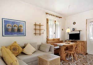 Pet-Friendly Apartment with Mountain View, Shared Pool & Wi-Fi