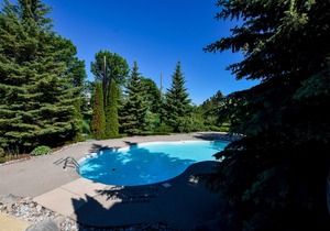 Pop-Culture Fun - Blue Mountain Retreat, Shared Pool, Slope View, On Golf Course